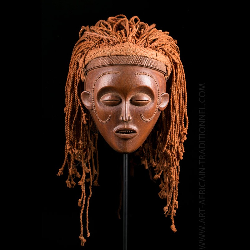 Masque africain de belle femme Mwana Pwo d'origine Chokwe en Angola