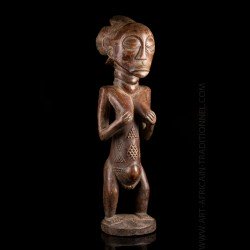 Statue Luba figurant une...
