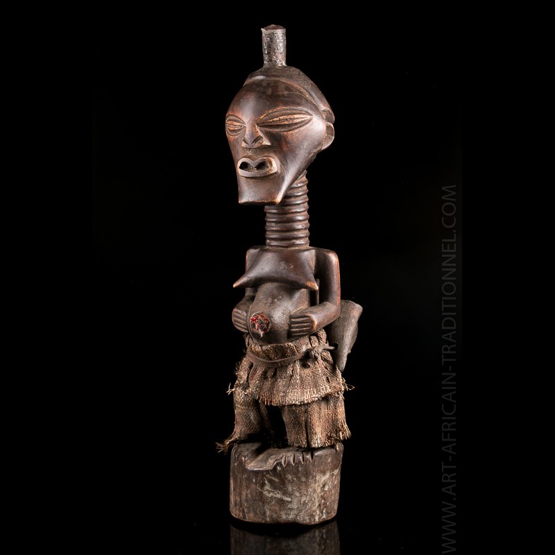 Superbe statue africaine Nkishi originaire du groupe ethnique Songye au Congo Superbe statue africaine Nkishi originaire du groupe ethnique Songye au Congo
