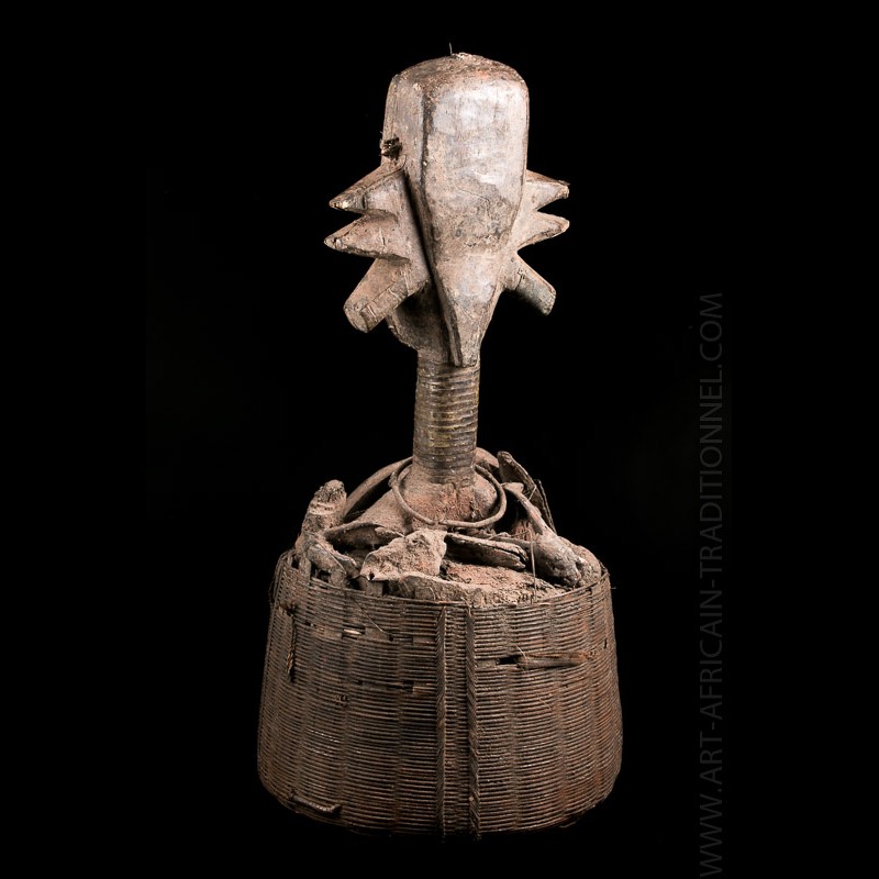 Sold at Auction: ART AFRICAIN, ART AFRICAIN Ancien haut de reliquaire, Kota Gabon