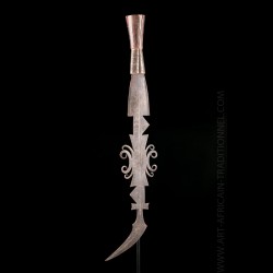 Cet arme africaine, couteau Konda Ekonda fait partie d'un corpus stylistique d'armes d'Afrique noir aux traits soignés.