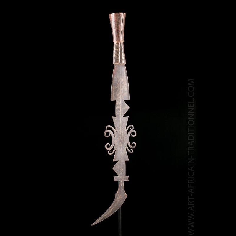 Cet arme africaine, couteau Konda Ekonda fait partie d'un corpus stylistique d'armes d'Afrique noir aux traits soignés. Cet arme africaine, couteau Konda Ekonda fait partie d'un corpus stylistique d'armes d'Afrique noir aux traits soignés.