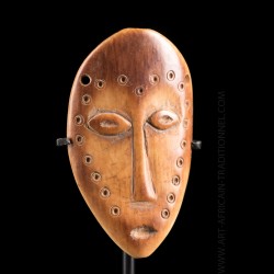 Ancien masque en os Lega Lukungu du Bwami