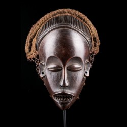 Masque africain de belle femme Pwo Chokwe