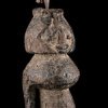 La patine de cette statue témoigne d'une ancienneté redoutable. Détail technique, superposition de couches naturelles.