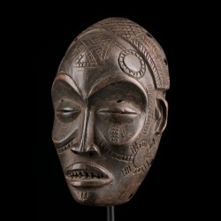 Masque africain miniature représentant une belle jeune femme Mwana Pwo d'origine Chokwe