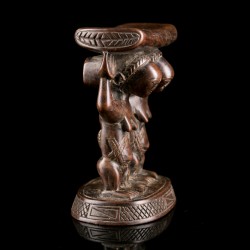 Appuie-nuque africain de l'ethnie Luba sculpté dans le style du Maître de Mulongo près du fleuve Lukuga