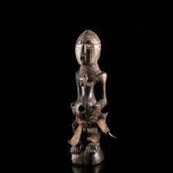 Statue africaine nkishi de l'ethnie Songye au Congo