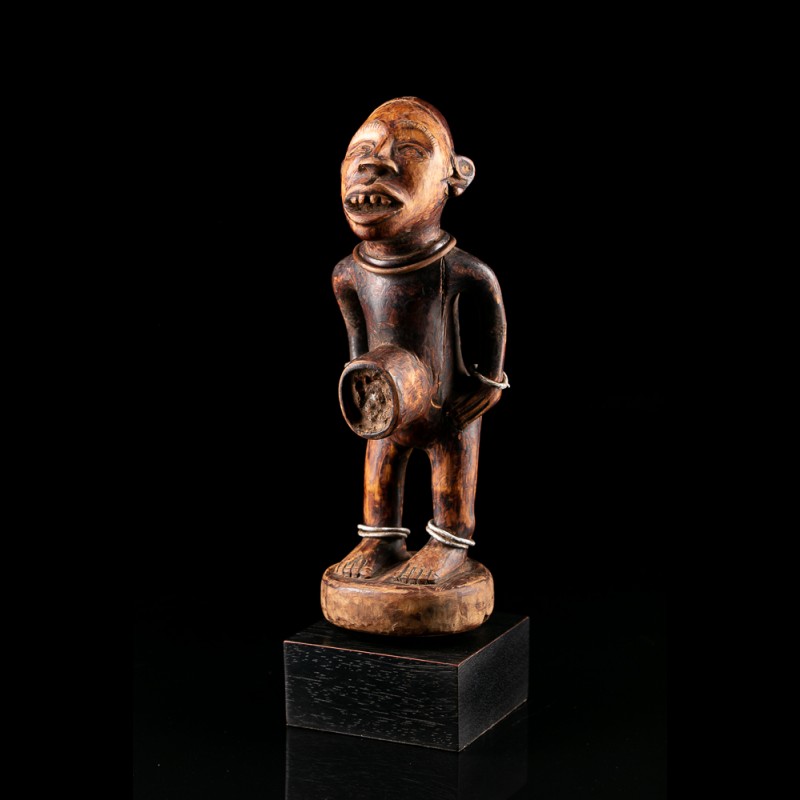 Statue africaine Nkisi du groupe ethnique Kongo Statue africaine Nkisi du groupe ethnique Kongo