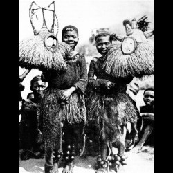 Danseurs africains Yaka tenant leur masque Kholuka