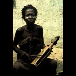 Tambour à fente Yaka Nkooku Ngoombu art africain Congo d'Afrique noire