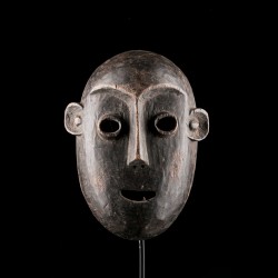 Chez les Pende, les masques aux yeux ronds sont une caractéristique Tundu.
