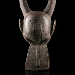 Masque africain figurant un buffle Lang Gbadna venant de l'ethnie Chamba au Nigéria