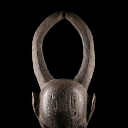 Masque africain figurant un buffle Lang Gbadna venant de l'ethnie Chamba au Nigéria