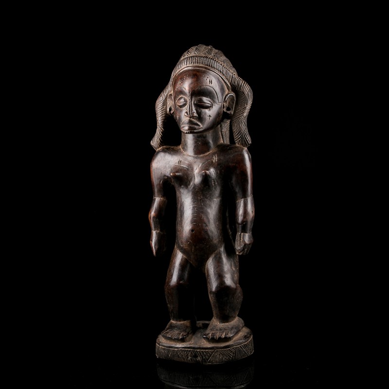 Namata African statue representing a wife of a chief of the Chokwe ethnic group, African art from Angola Namata African statue representing a wife of a chief of the Chokwe ethnic group, African art from Angola
