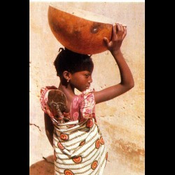 Jeune femme Ashanti portant une poupée Akua'ba sur le dos