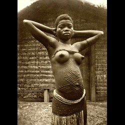 Femme scarifiée de la tribu Luba, Congo.
