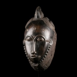 Masque africain Mblo originaire des Baoulé en Côte d'Ivoire, authentique objet d'art tribal d'Afrique