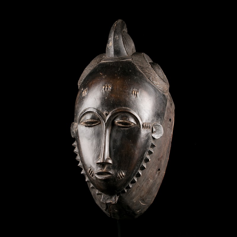 Masque africain Mblo originaire des Baoulé en Côte d'Ivoire, authentique objet d'art tribal d'Afrique Masque africain Mblo originaire des Baoulé en Côte d'Ivoire, authentique objet d'art tribal d'Afrique