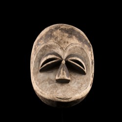 Masque africain Kwélé du même type que celui présent dans la collection du musée Barbier Mueller.