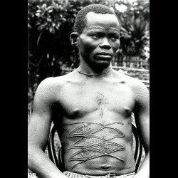 Individu Bembe au Congo avec scarifications sur le corps