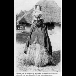 Ancienne photo d'un danseur Dan Guerzé portant un masque africain Gagon en Guinée ou au Libéria
