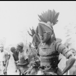Danseur avec masque africain lwalwa