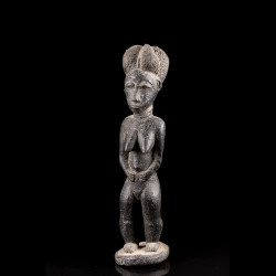 Ambassadrice de l'art africain d'Afrique de l'ouest, cette statue Baoulé résume la finesse de cet art soigné.