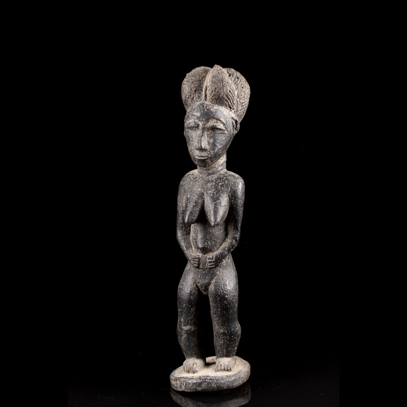 Ambassadrice de l'art africain d'Afrique de l'ouest, cette statue Baoulé résume la finesse de cet art soigné. Ambassadrice de l'art africain d'Afrique de l'ouest, cette statue Baoulé résume la finesse de cet art soigné.