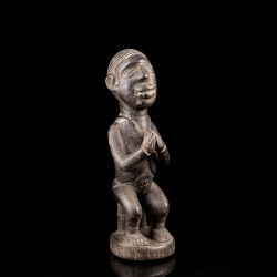 Kongo Yombe statuary with an astonishing gesture.