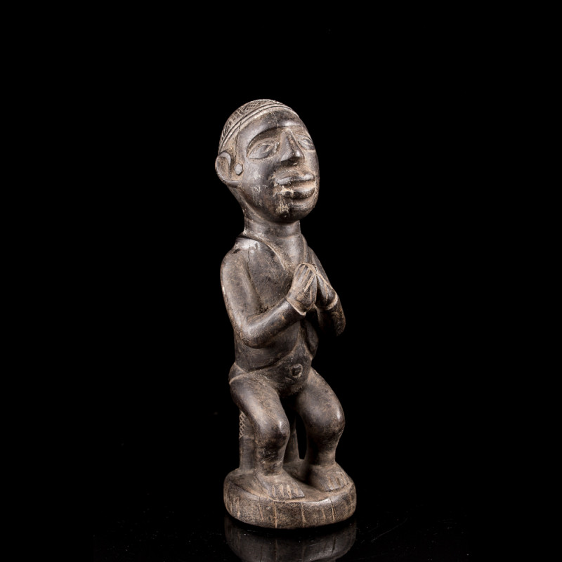 Statuaire Kongo Yombe à la gestuelle étonannte.