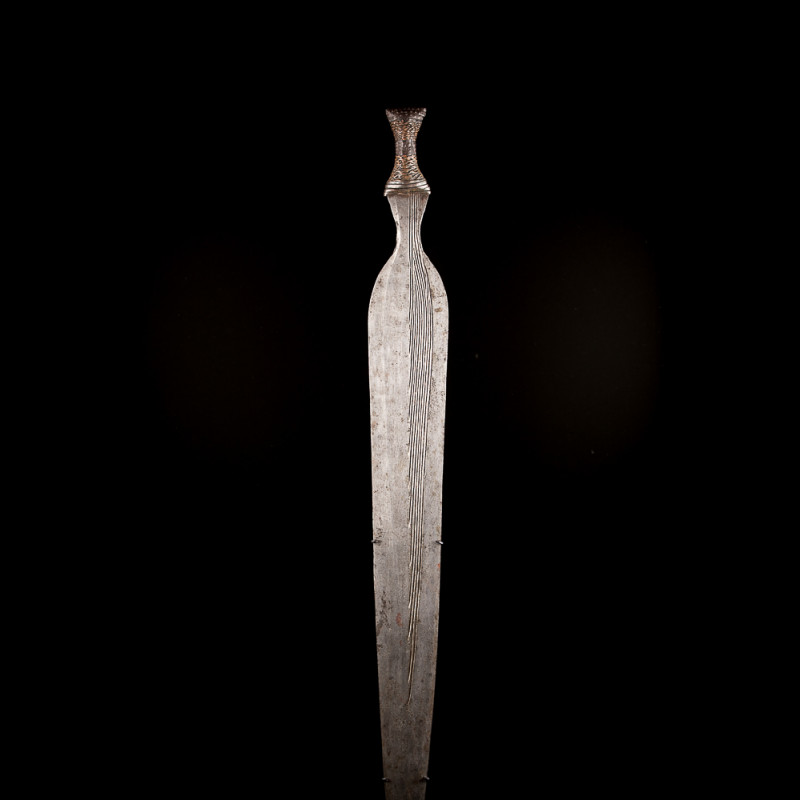 Couteau Boa Angba de haute qualité et de forme rares. Arme traditionnelle de première génération.