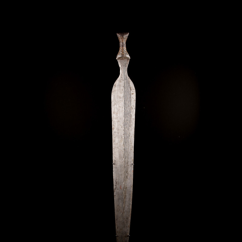 Couteau Boa Angba de haute qualité et de forme rares. Arme traditionnelle de première génération.