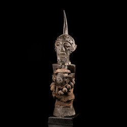 Puissant fétiche de pouvoir dédié à la protection individuelle ou de village.