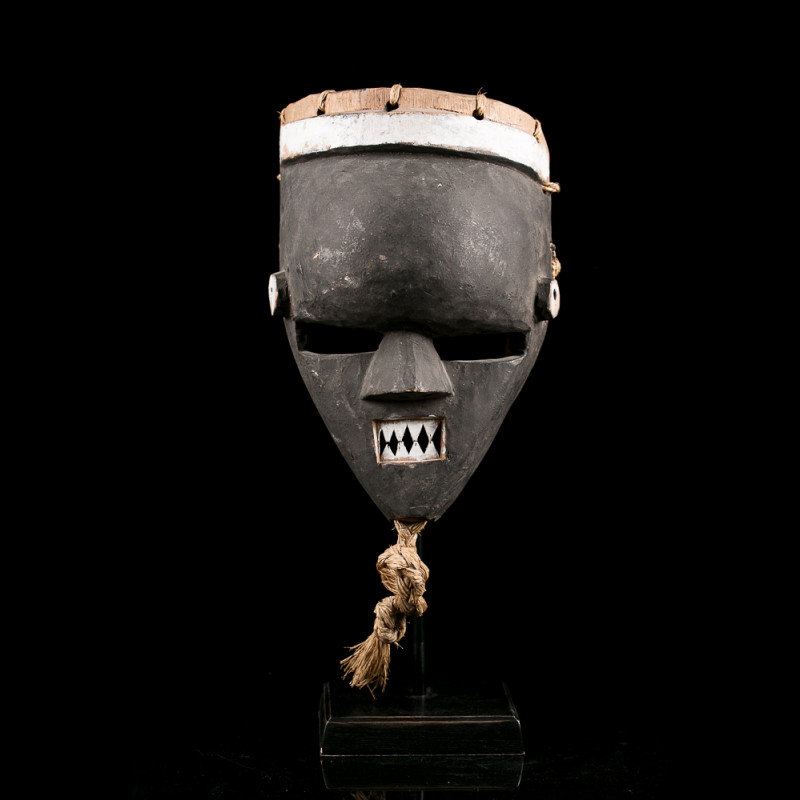 Salampasu Kasangu mask, old wood, original pigmentation. Salampasu Kasangu mask, old wood, original pigmentation.