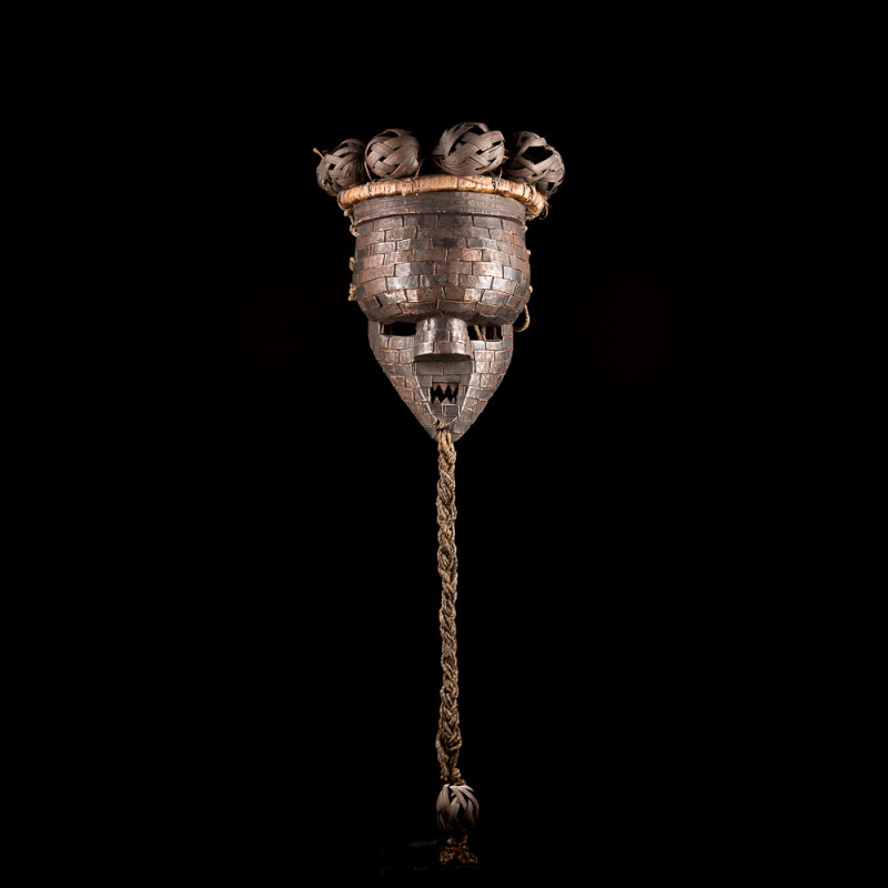 Authentique masque traditionnel, Mukinka, Salampasu. Etiquette de collection présente sur la face arrière. Authentique masque traditionnel, Mukinka, Salampasu. Etiquette de collection présente sur la face arrière.