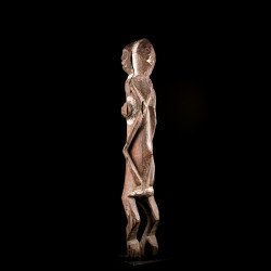 Statue africaine Mumuye de forme cubique, aux traits abstraits.