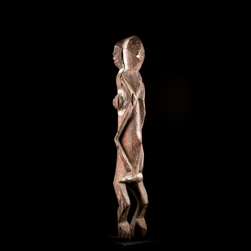 Statue africaine Mumuye de forme cubique, aux traits abstraits.