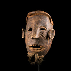 Mask from Tanzania clos to Makonde