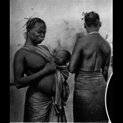 Maternité Makonde avec enfant et gros ventre