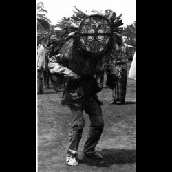 Danseur Kidumu avec son masque traditionnel