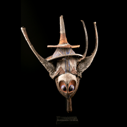 Tribal art mask Yaka Ndeemba