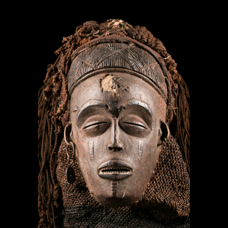 Masque d'art africain Chokwe Mwana Pwo avec socle