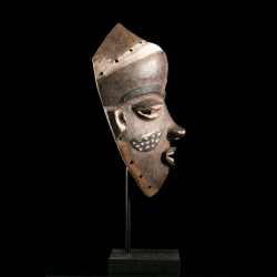 Side view of a Pende african art mask