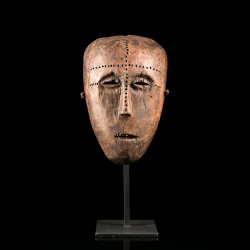 African art mask from Ngbaka people