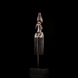 Peigne de prestige Luba à neuf dents, figure féminine assise, République Démocratique du Congo.