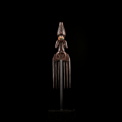 Vue latérale d'un ancien peigne Luba, objet de prestige et de parure d'Afrique centrale.