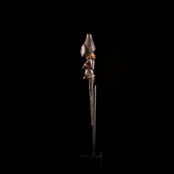 Authentique peigne traditionelle Luba du Congo présenté de profil.