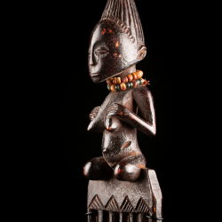 Profil d'un peigne anthropomorphe Luba mettant en valeur la coiffure traditionnelle sculptée.