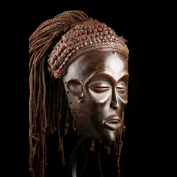 Masque tribal Mwana Pwo africain